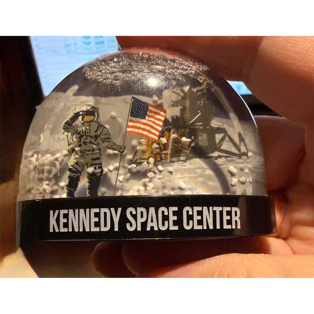 Kennedy Space Center Snow Globe Magnet Black l Astronaut Moon NWT - Picture 2 of 4